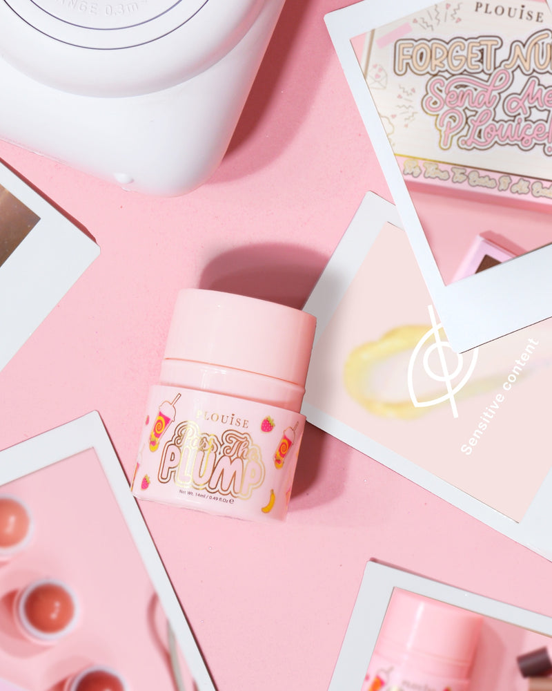 Rosa Flasche P.Louise Pass The Plump Lip Treatment auf rosa Hintergrund