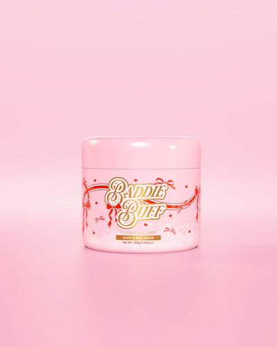 Una bañera rosa de P.Louise o un exfoliante de azúcar para el cuero cabelludo y el cuerpo Baddie Buff en Coconut Coast