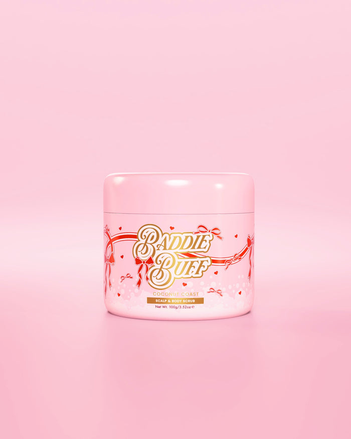 Una bañera rosa de P.Louise o un exfoliante de azúcar para el cuero cabelludo y el cuerpo Baddie Buff en Coconut Coast
