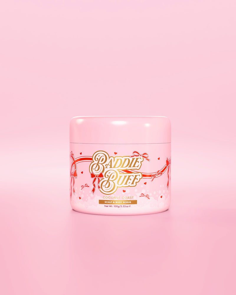 Eine rosa P.Louise-Wanne oder ein Baddie Buff Scalp and Body Sugar Scrub in Coconut Coast