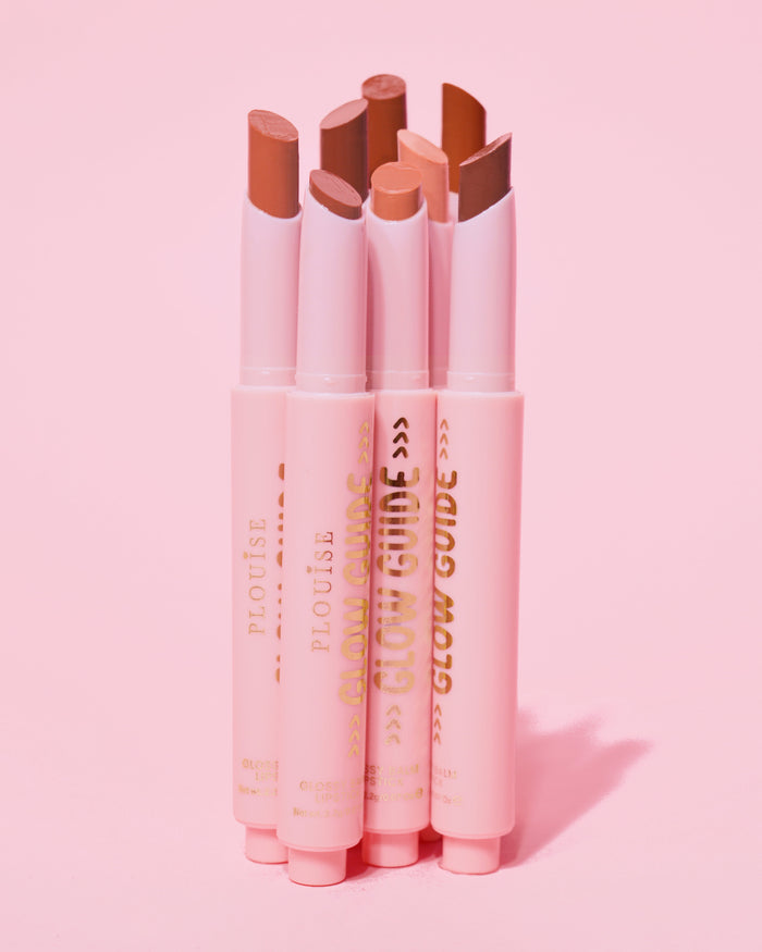 Die Aufnahme zeigt den P.Louise Glow Guide Glossy Lipstick Balsm in voller Länge ohne Lippen und zeigt die Farbpalette auf einem rosa Hintergrund