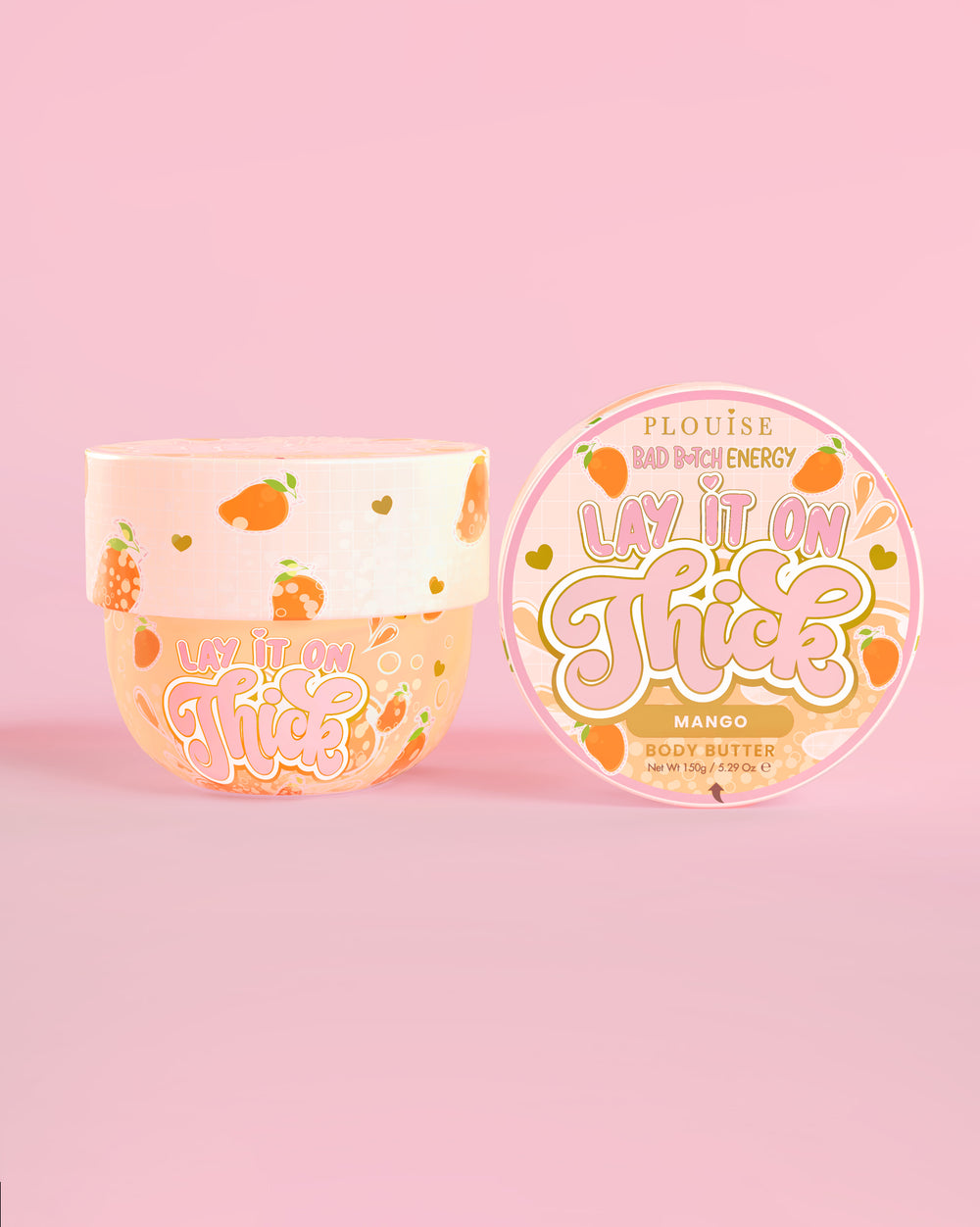 Tarro de manteca corporal de mango P. Louise 'Lay It On Thick' sobre fondo rosa