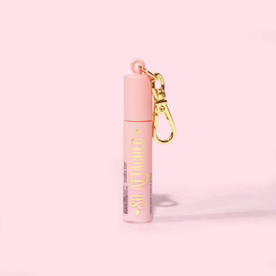 Bild der P.Louise Mini Keychain Tearproof Mascara in einer rosa Tube mit goldener Schrift und goldenem Schlüsselanhänger