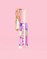 P. Louise Soak Me Lippenöl mit buntem Schichtöl in einer rosa Tube mit goldenem Verschluss auf rosa Hintergrund