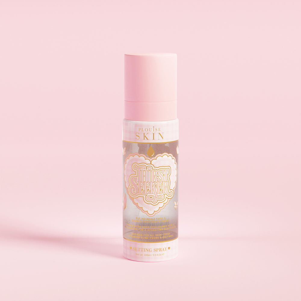 Una botella de spray rosa con la etiqueta 'P.Louise SKIN' con una representación de un corazón y algunos elementos florales, que contiene un spray fijador hidratante.