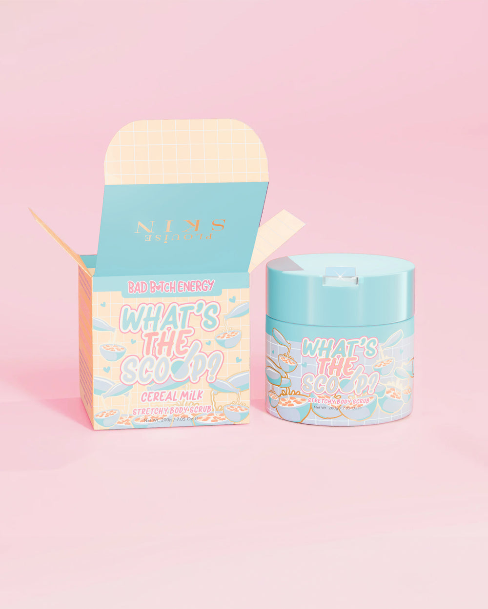 P.Louise „Was ist los?“ Dehnbares Körperpeeling mit Müslimilch-Duft und einer Verpackung im Müslimilch-Design auf rosa Hintergrund