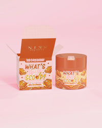 P.Louise '¿Cuál es la primicia?' Exfoliante corporal elástico con aroma a tostada francesa y embalaje con diseño de tostada francesa sobre un fondo rosa