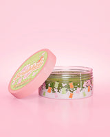 Offenes Glas P. Louise All Scrubbed Up Body Scrub mit Gummibärchen-Duft auf rosa Hintergrund
