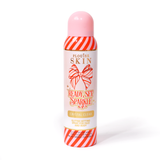 Eine Flasche P. Louise Ready Set Sparkle Christmas Glitter Setting Spray mit roten und rosa Streifen auf der Flasche und einer rot-rosa gestreiften Schleife vor weißem Hintergrund