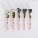 Imagen del juego de brochas de maquillaje de 5 piezas de P.Louise Spoils For Choice colocados en fila sobre un fondo blanco