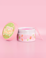 Contenedor rosa con diseño de osito de caramelo sobre fondo rosa