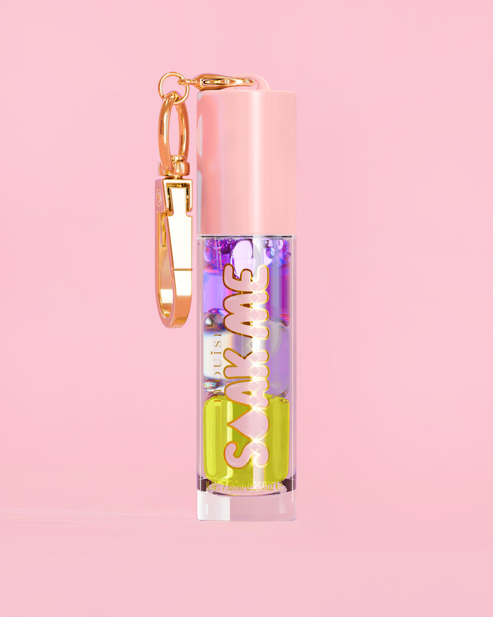 P. Louise Soak Me Lippenöl mit buntem Schichtöl in einer rosa Tube mit goldenem Verschluss auf rosa Hintergrund