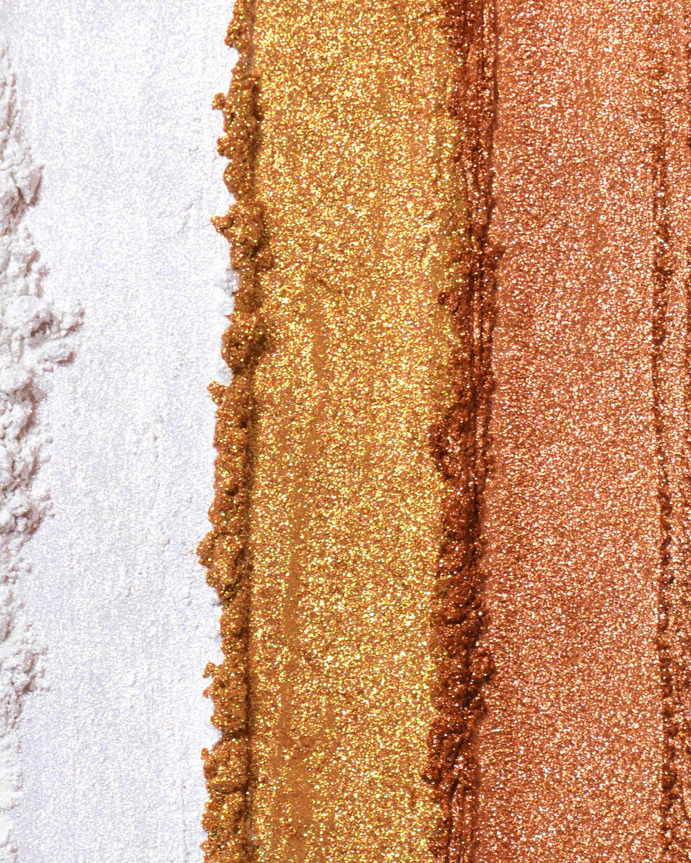 Primer plano de muestras de los pigmentos de sombra de ojos con purpurina suelta P.Louise Secret Stardust