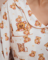 Primer plano del estampado del osito de peluche en un pijama de mujer
