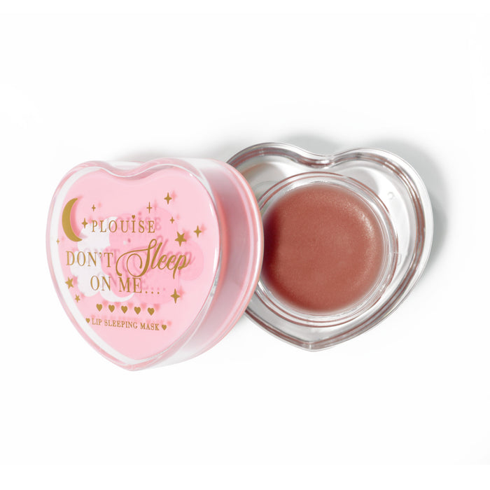 Rosa herzförmige Lippenschlafmaske mit Fudge-Duft auf weißem Hintergrund